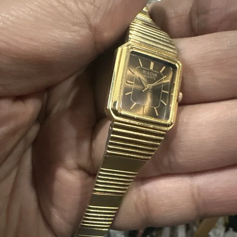 Working Vintage Bulova Brown Dial Womens Watch Gold Tone Quartz 19mm Fit 6.25